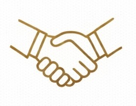 Kits corporativos de bienvenida en madera con branding para onboarding empresarial